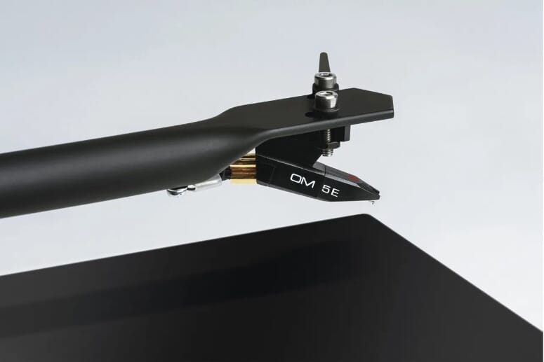 Tonearm & Ortofon OM5e Moving-Magnet cartridge