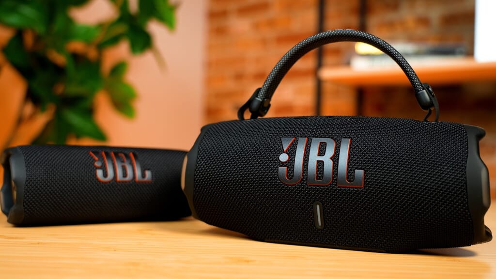 JBL Charge 6 and Flip 7 black tabletop front
