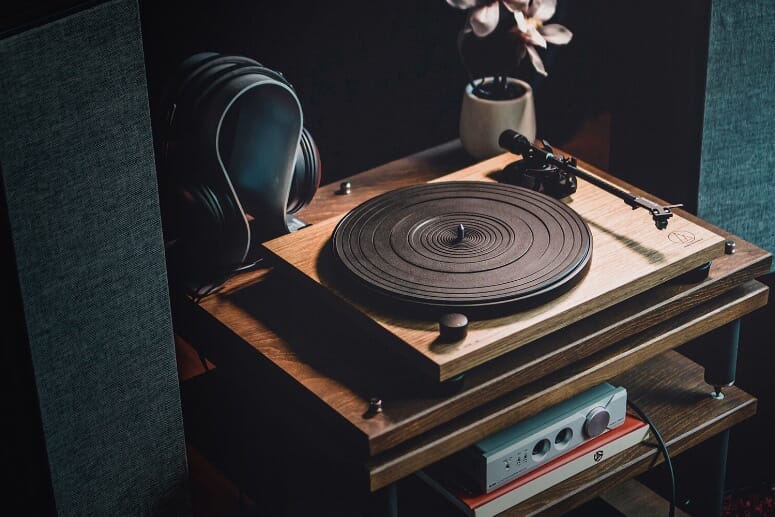 Audio-Technica AT-LPW40WN Fully Manual Belt-Drive Turntable