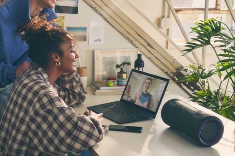 Light up the room with the impactful bass and longlife battery of the SRS XG300. 